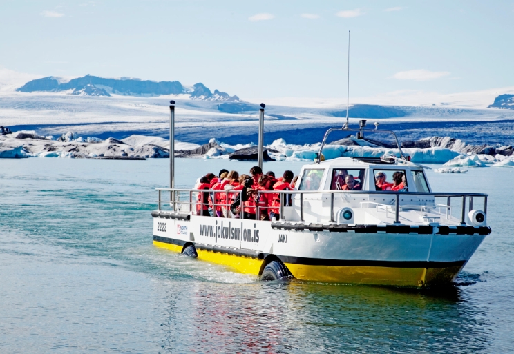 Glacier lagoon amphibian boat trip.